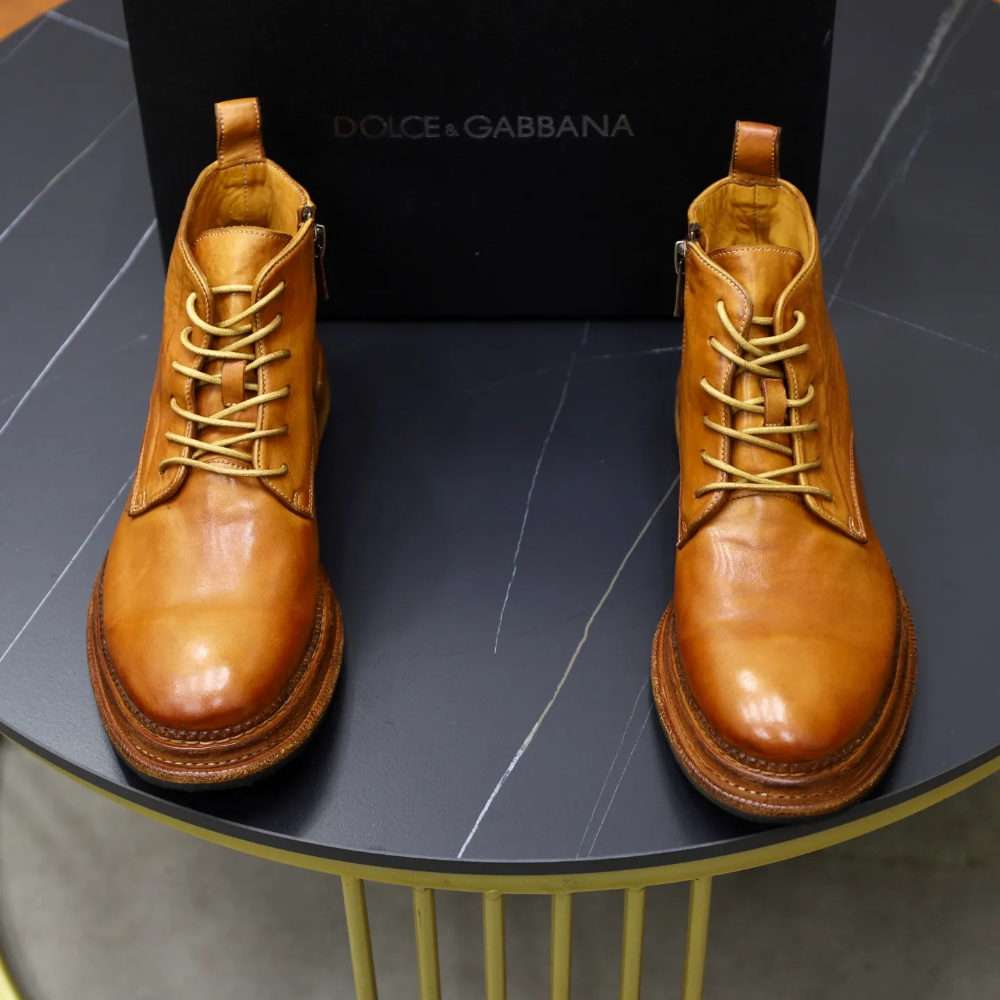 Ex-factory price: 1320💰DG men’s new horse leather work boots! Dongguan's top quality work boots are made of washed horsehide. The body is scratched and distressed. It is a work of hand-rubbing craftsmanship. The collar is wrapped in soft cow leather. It is simple and beautiful, fashionable and casual. It is equipped with a full cowhide lining and embossed logo feet. It is matched with a combination of genuine leather and zigzag rubber outsole. Look at the details of the leather material. If you pursue high quality, check it out! Extremely comfortable! Comes with original box and dust bag! Size: 38-39-40-41-42-43-44 standard leather shoe size